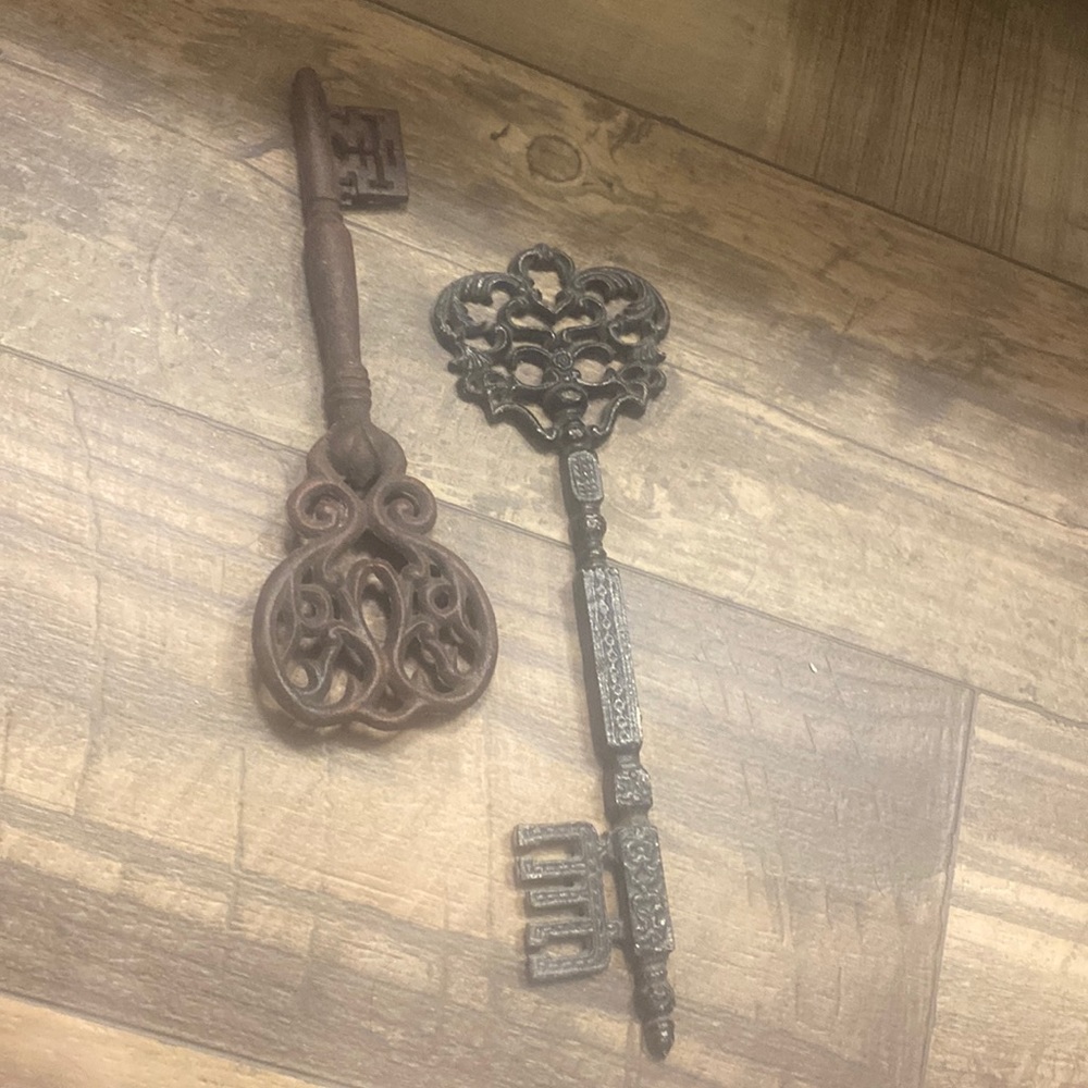 Iron key replica decor